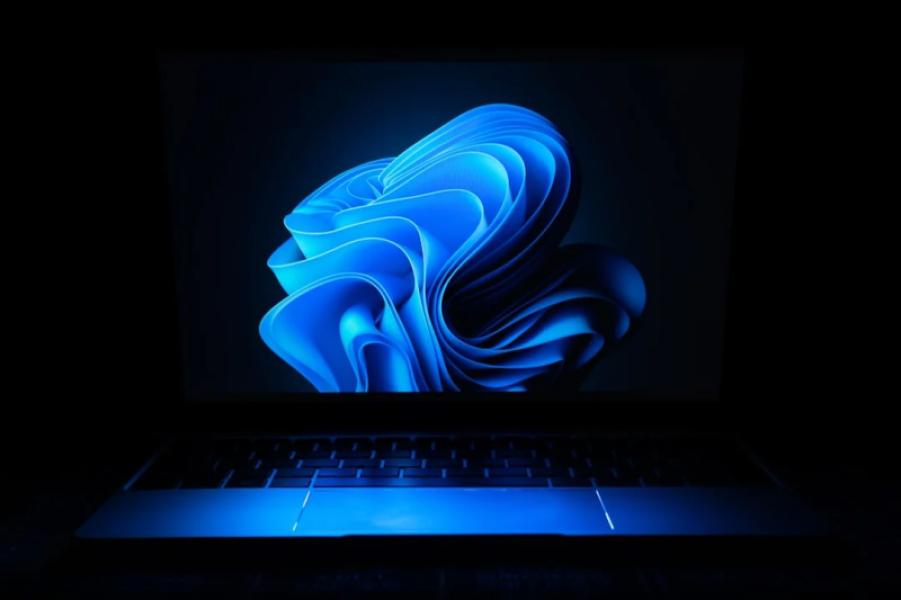 Layar Laptop Bergaris atau Flickering? Cara Diagnosis dan Solusinya